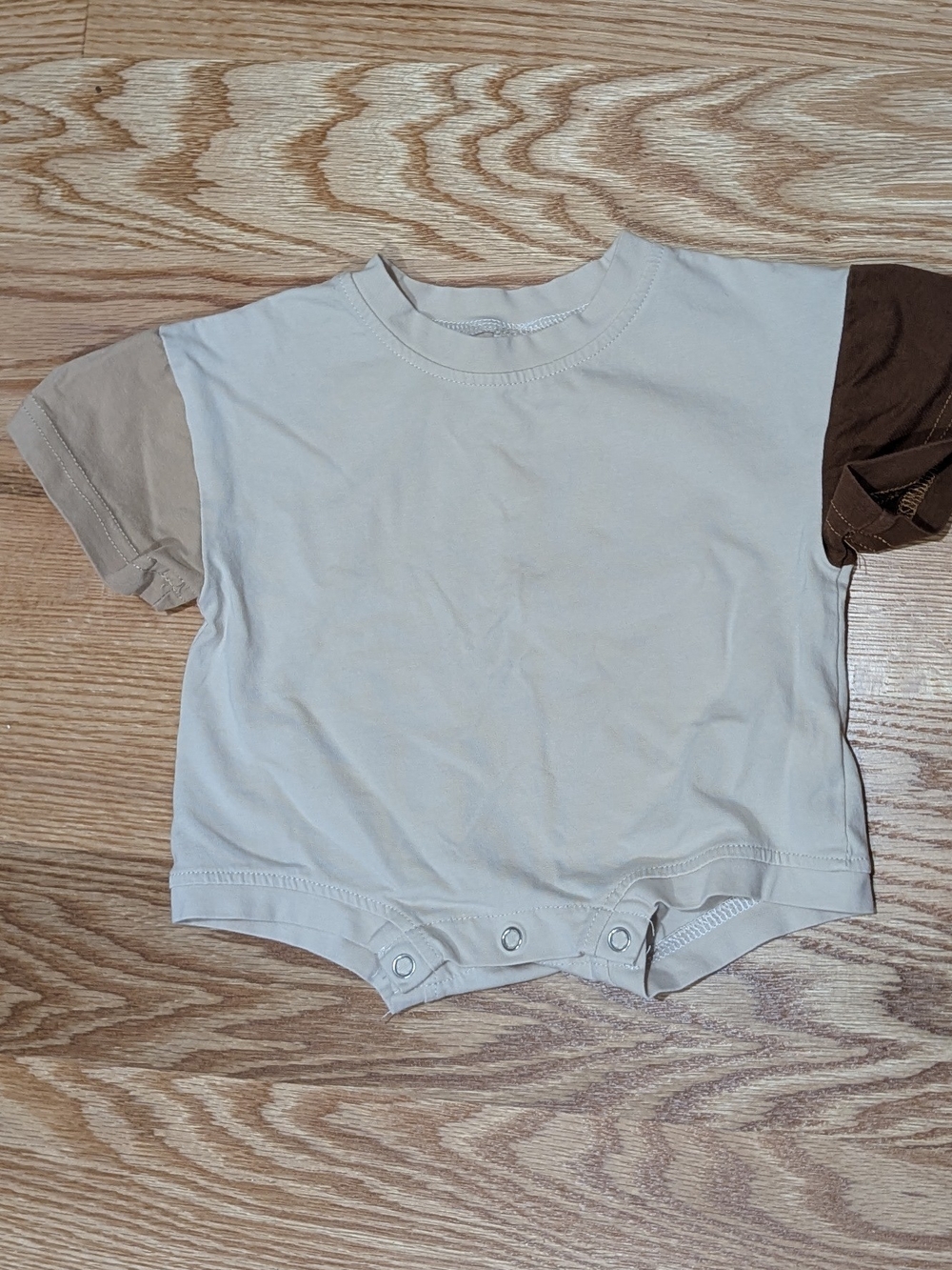 Kids Short-Sleeve Snap Romper in Cream with Two-Tone Sleeves